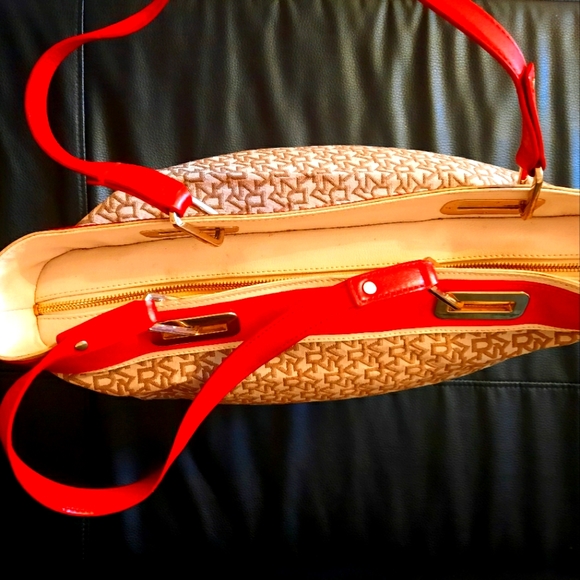 DKNY Women bag , not new, but good condition 19/10,5 inch $45 - Picture 2 of 5